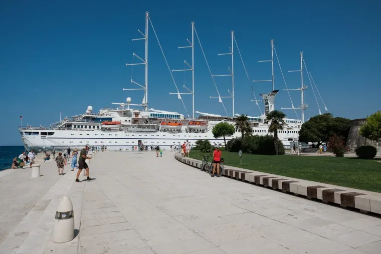 Goli trbuh, duboki dekoltei, minice i tetovaže: U Zadru je bome zagrijalo