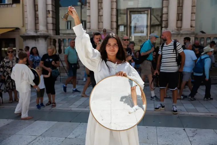 Goli trbuh, duboki dekoltei, minice i tetovaže: U Zadru je bome zagrijalo