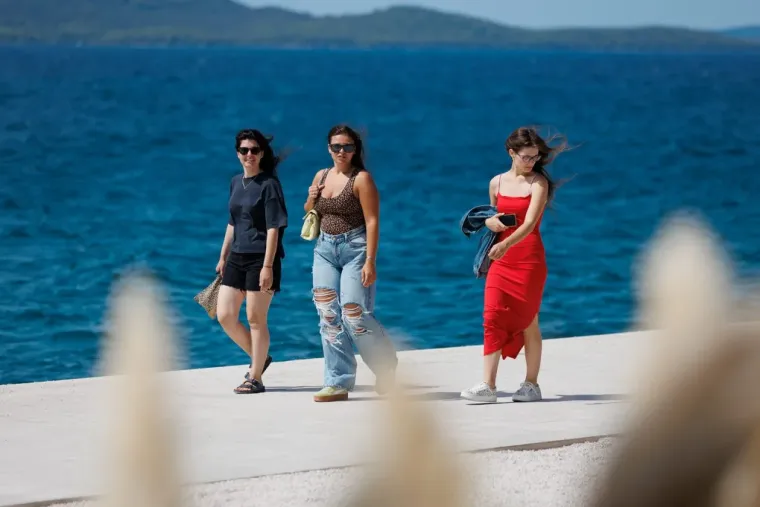 Goli trbuh, duboki dekoltei, minice i tetovaže: U Zadru je bome zagrijalo