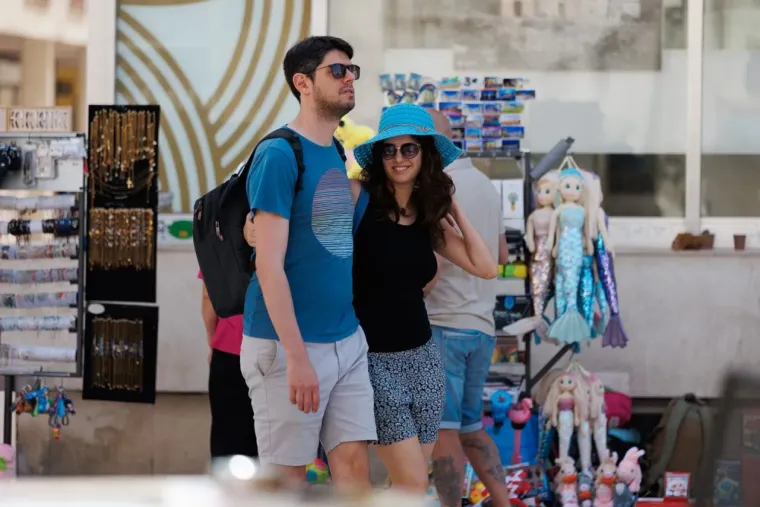 Goli trbuh, duboki dekoltei, minice i tetovaže: U Zadru je bome zagrijalo