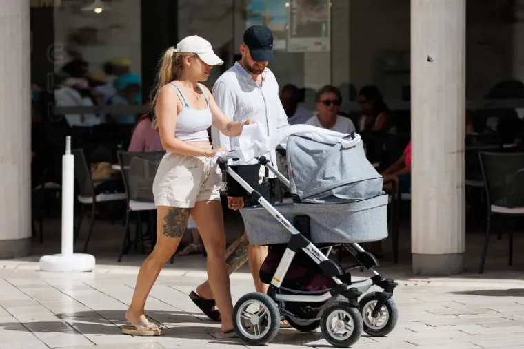 Goli trbuh, duboki dekoltei, minice i tetovaže: U Zadru je bome zagrijalo