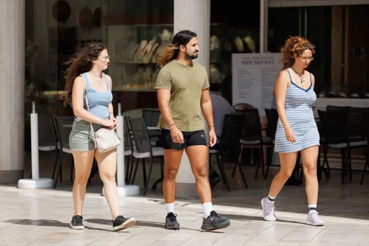 Goli trbuh, duboki dekoltei, minice i tetovaže: U Zadru je bome zagrijalo