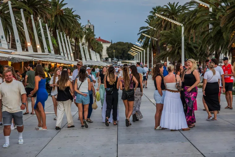 Zgodne žene, riva i 'vruća' atmosfera: Splićanke pro&scaron;etale, a turisti odu&scaron;evljeno gledali