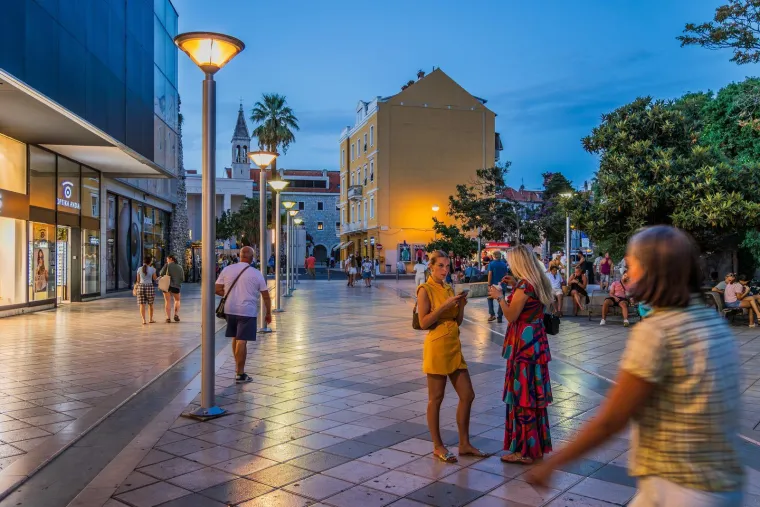 Zgodne žene, riva i 'vruća' atmosfera: Splićanke pro&scaron;etale, a turisti odu&scaron;evljeno gledali