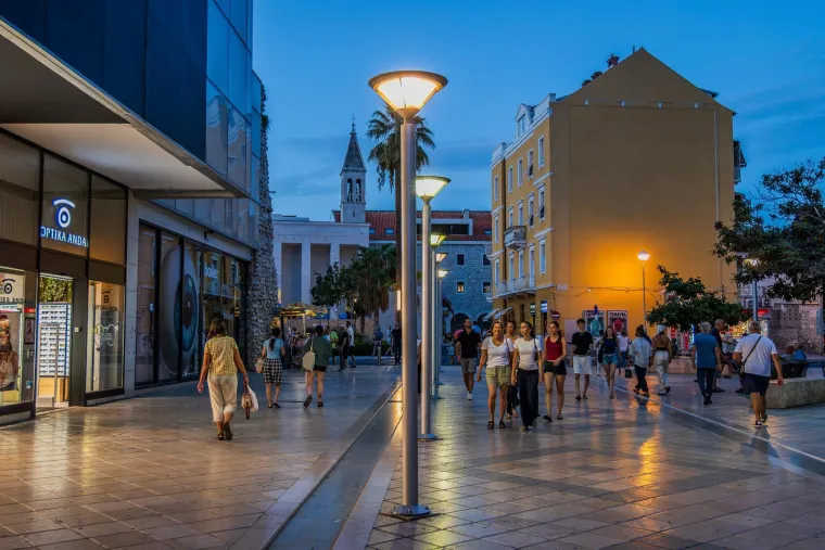 Zgodne žene, riva i 'vruća' atmosfera: Splićanke pro&scaron;etale, a turisti odu&scaron;evljeno gledali