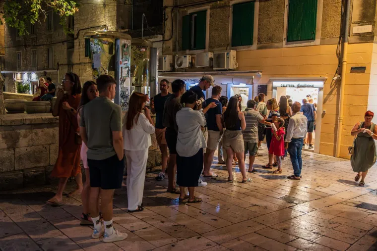 Zgodne žene, riva i 'vruća' atmosfera: Splićanke pro&scaron;etale, a turisti odu&scaron;evljeno gledali