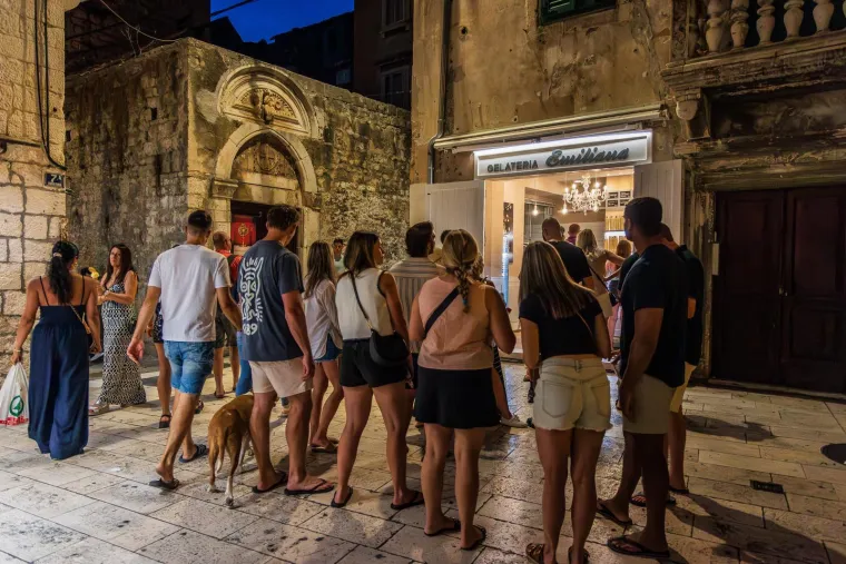 Zgodne žene, riva i 'vruća' atmosfera: Splićanke pro&scaron;etale, a turisti odu&scaron;evljeno gledali