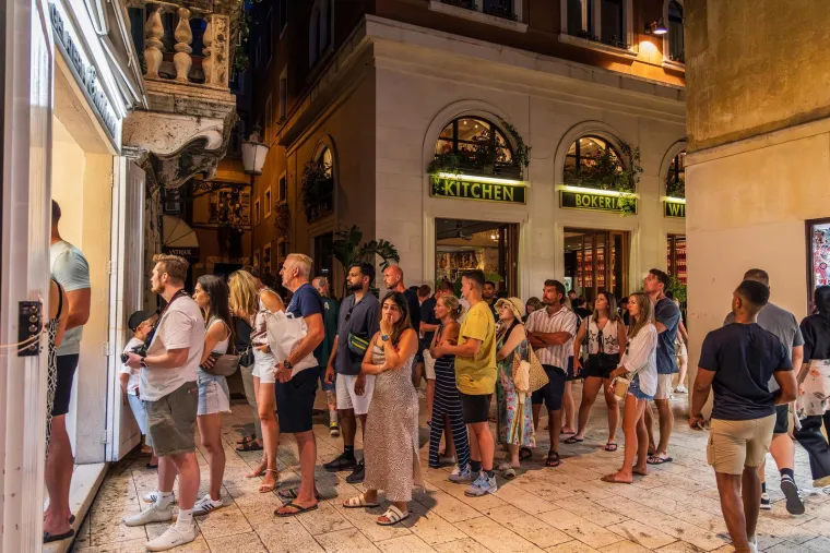 Zgodne žene, riva i 'vruća' atmosfera: Splićanke pro&scaron;etale, a turisti odu&scaron;evljeno gledali