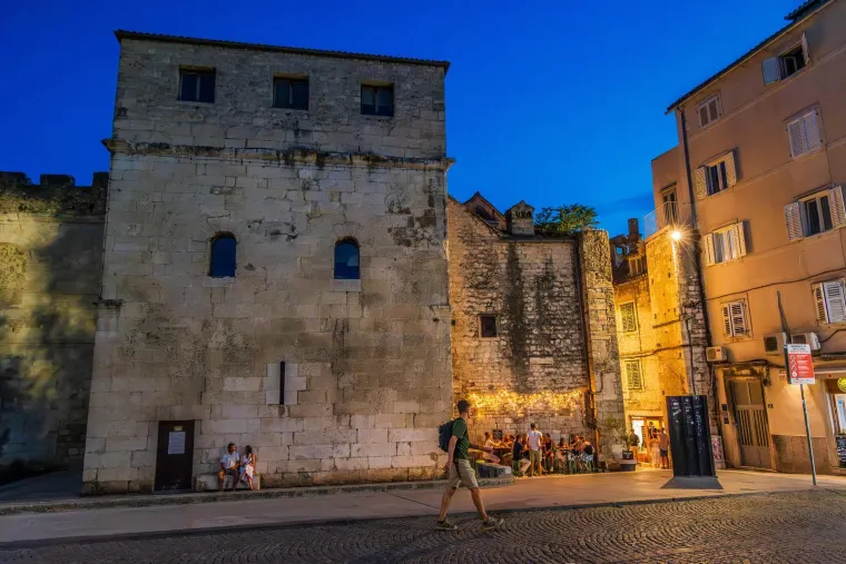 Zgodne žene, riva i 'vruća' atmosfera: Splićanke pro&scaron;etale, a turisti odu&scaron;evljeno gledali