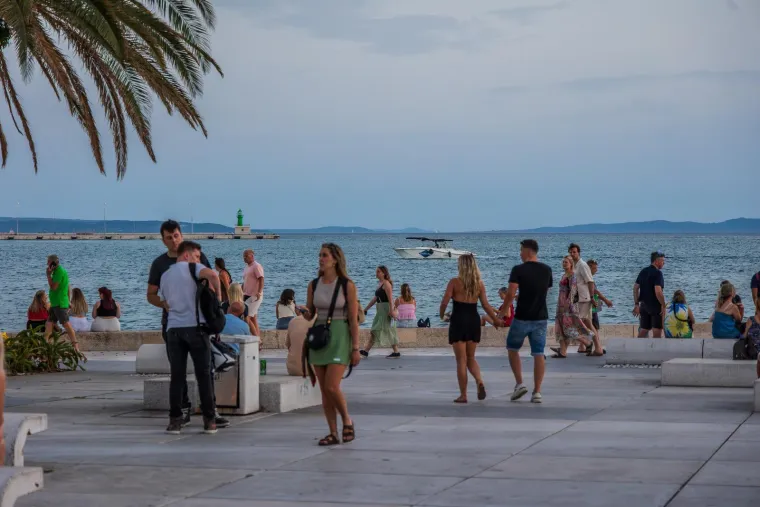Zgodne žene, riva i 'vruća' atmosfera: Splićanke pro&scaron;etale, a turisti odu&scaron;evljeno gledali