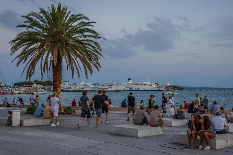 Zgodne žene, riva i 'vruća' atmosfera: Splićanke pro&scaron;etale, a turisti odu&scaron;evljeno gledali