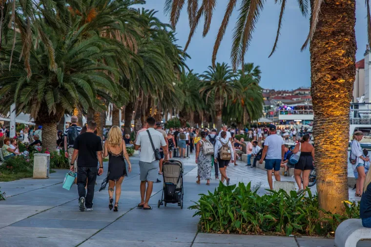 Zgodne žene, riva i 'vruća' atmosfera: Splićanke pro&scaron;etale, a turisti odu&scaron;evljeno gledali