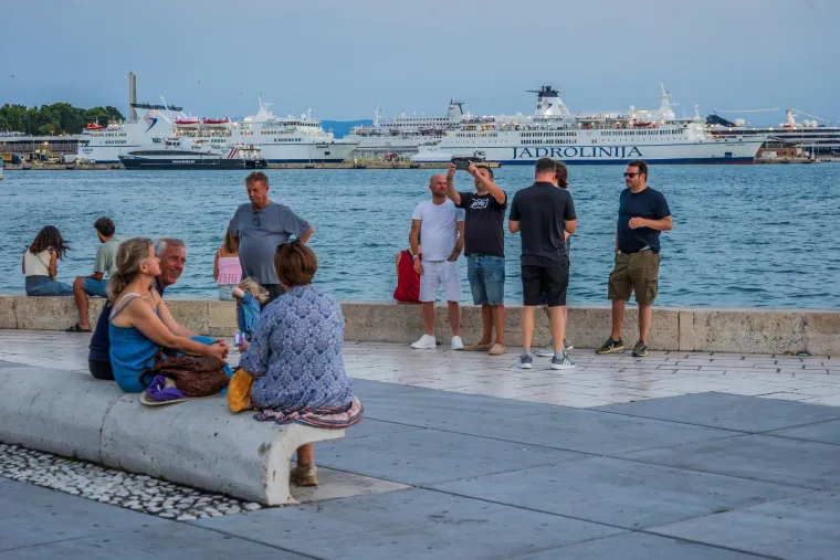 Zgodne žene, riva i 'vruća' atmosfera: Splićanke pro&scaron;etale, a turisti odu&scaron;evljeno gledali