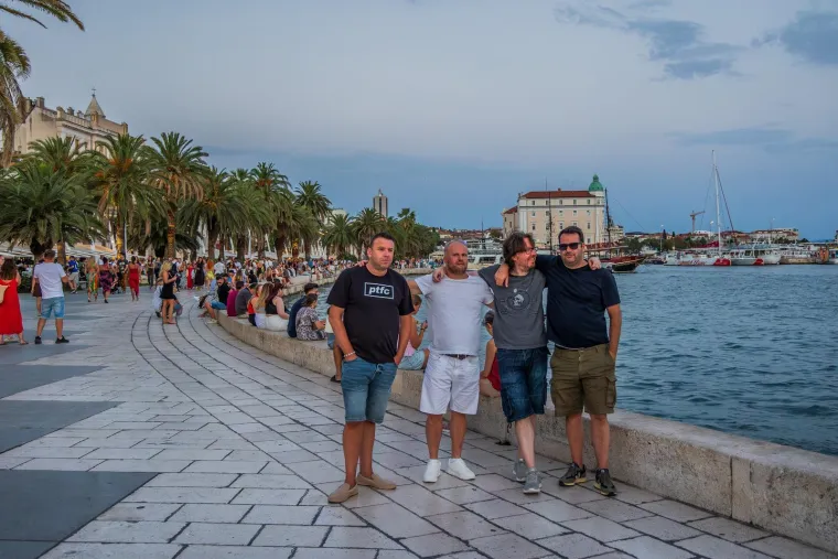 Zgodne žene, riva i 'vruća' atmosfera: Splićanke pro&scaron;etale, a turisti odu&scaron;evljeno gledali