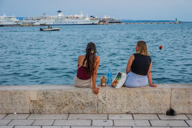 Zgodne žene, riva i 'vruća' atmosfera: Splićanke pro&scaron;etale, a turisti odu&scaron;evljeno gledali