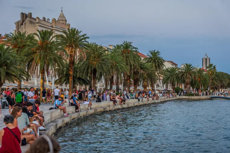 Zgodne žene, riva i 'vruća' atmosfera: Splićanke pro&scaron;etale, a turisti odu&scaron;evljeno gledali