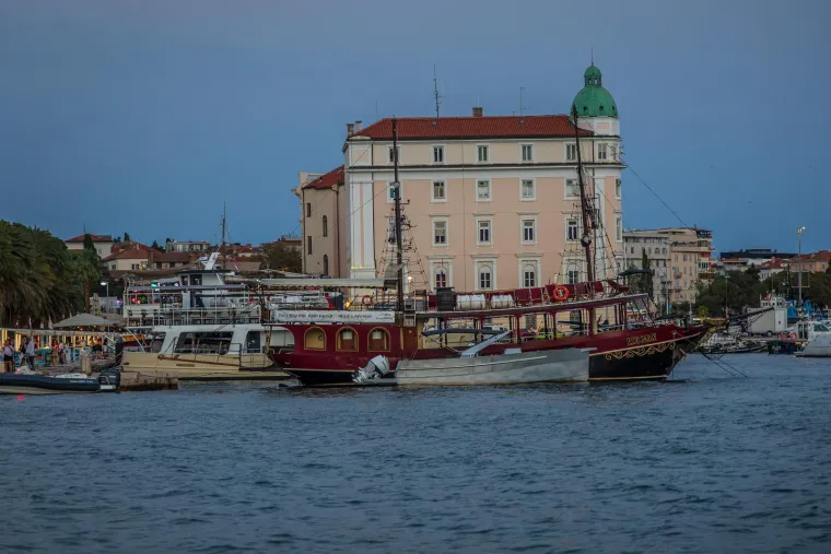 Zgodne žene, riva i 'vruća' atmosfera: Splićanke pro&scaron;etale, a turisti odu&scaron;evljeno gledali