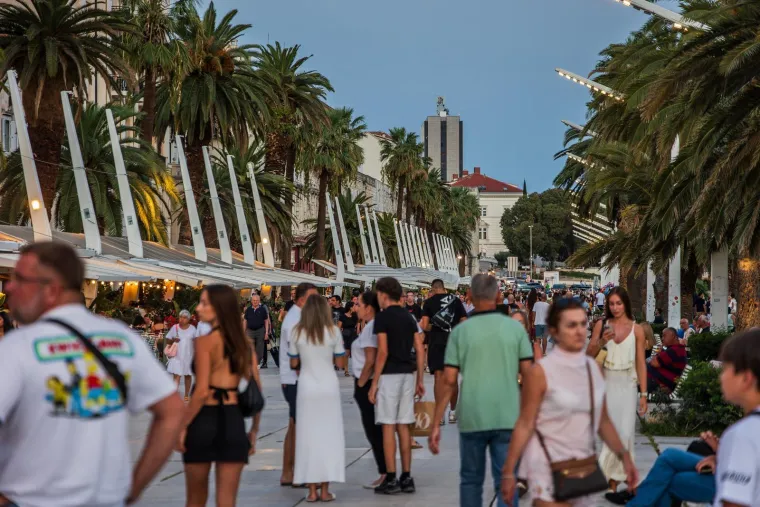 Zgodne žene, riva i 'vruća' atmosfera: Splićanke pro&scaron;etale, a turisti odu&scaron;evljeno gledali