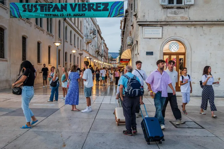 Zgodne žene, riva i 'vruća' atmosfera: Splićanke pro&scaron;etale, a turisti odu&scaron;evljeno gledali