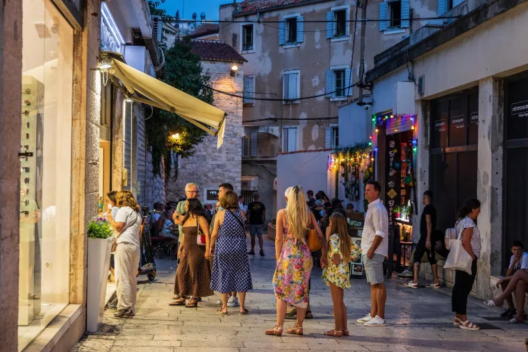 Zgodne žene, riva i 'vruća' atmosfera: Splićanke pro&scaron;etale, a turisti odu&scaron;evljeno gledali