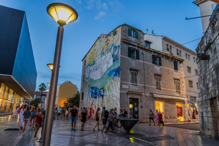 Zgodne žene, riva i 'vruća' atmosfera: Splićanke pro&scaron;etale, a turisti odu&scaron;evljeno gledali