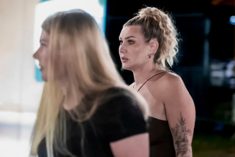 U uskom korzetu i obasuta tetovažama: Zanosna Osječanka u fatalnoj kombinaciji nije prošla nezamijećeno