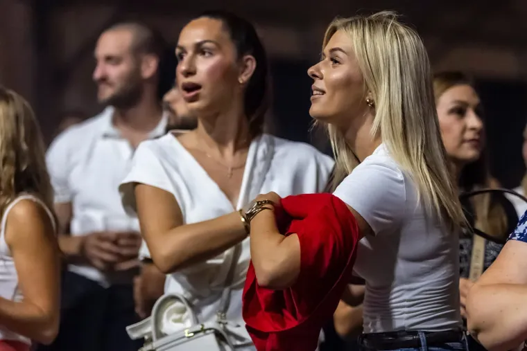 U uskom korzetu i obasuta tetovažama: Zanosna Osječanka u fatalnoj kombinaciji nije prošla nezamijećeno