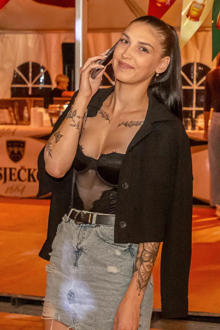 U uskom korzetu i obasuta tetovažama: Zanosna Osječanka u fatalnoj kombinaciji nije prošla nezamijećeno