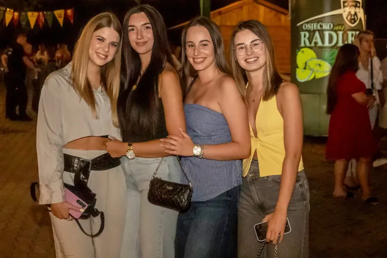 U uskom korzetu i obasuta tetovažama: Zanosna Osječanka u fatalnoj kombinaciji nije prošla nezamijećeno