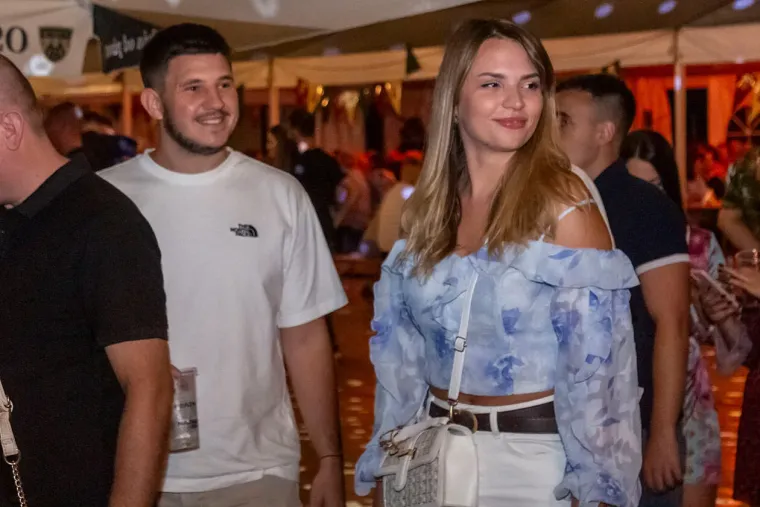 U uskom korzetu i obasuta tetovažama: Zanosna Osječanka u fatalnoj kombinaciji nije prošla nezamijećeno