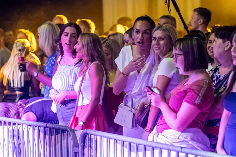 U uskom korzetu i obasuta tetovažama: Zanosna Osječanka u fatalnoj kombinaciji nije prošla nezamijećeno