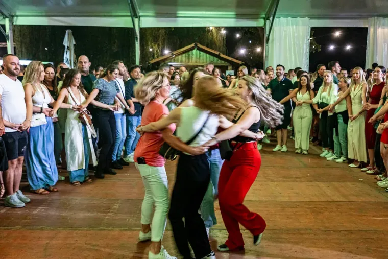 U uskom korzetu i obasuta tetovažama: Zanosna Osječanka u fatalnoj kombinaciji nije prošla nezamijećeno