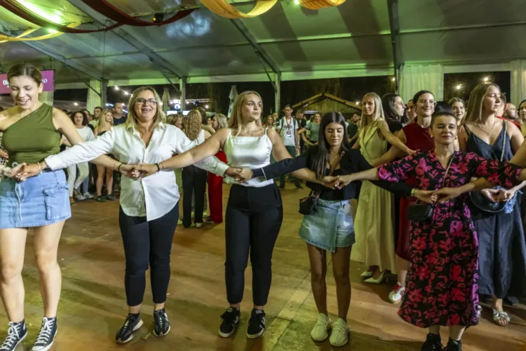 U uskom korzetu i obasuta tetovažama: Zanosna Osječanka u fatalnoj kombinaciji nije prošla nezamijećeno