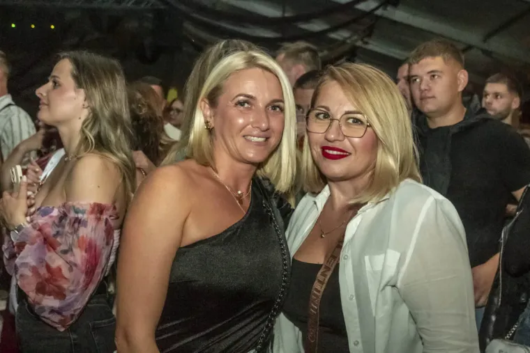 U uskom korzetu i obasuta tetovažama: Zanosna Osječanka u fatalnoj kombinaciji nije prošla nezamijećeno