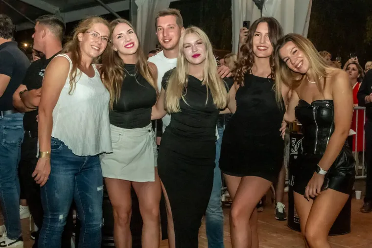 U uskom korzetu i obasuta tetovažama: Zanosna Osječanka u fatalnoj kombinaciji nije pro&scaron;la nezamijećeno