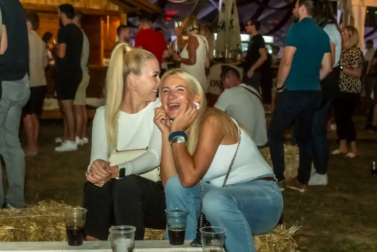 U uskom korzetu i obasuta tetovažama: Zanosna Osječanka u fatalnoj kombinaciji nije pro&scaron;la nezamijećeno