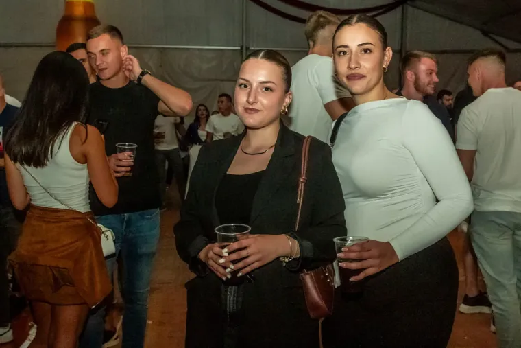 U uskom korzetu i obasuta tetovažama: Zanosna Osječanka u fatalnoj kombinaciji nije pro&scaron;la nezamijećeno