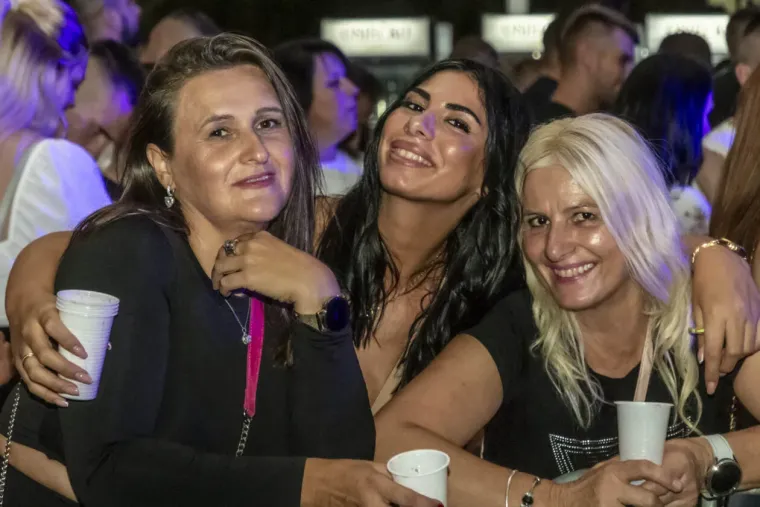 U uskom korzetu i obasuta tetovažama: Zanosna Osječanka u fatalnoj kombinaciji nije pro&scaron;la nezamijećeno