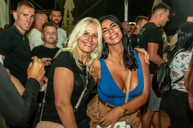 U uskom korzetu i obasuta tetovažama: Zanosna Osječanka u fatalnoj kombinaciji nije pro&scaron;la nezamijećeno