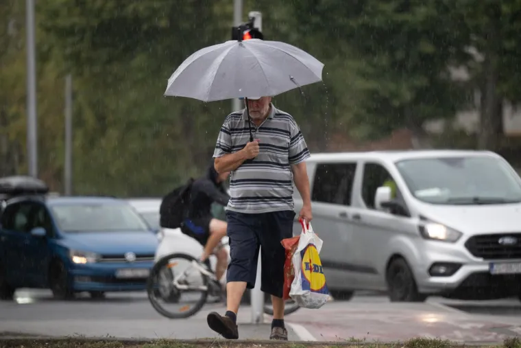 Kišni dan nije ih zastrašio: Građani izašli na ulice i normalno obavljali sve aktivnosti
