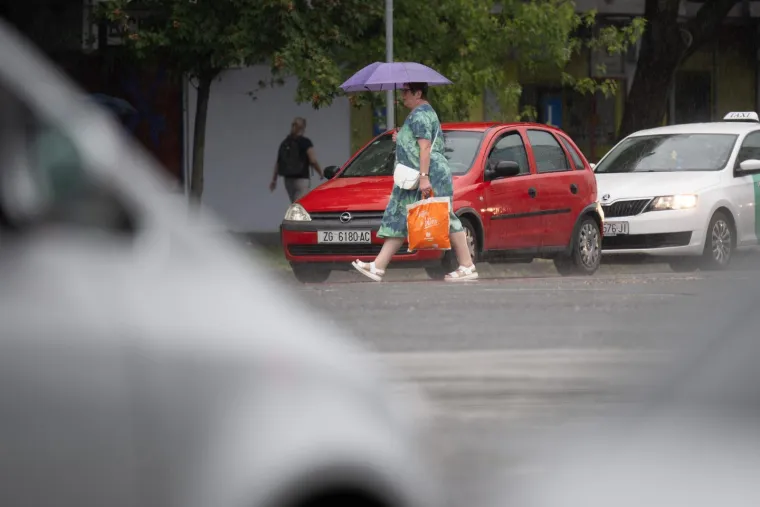 Kišni dan nije ih zastrašio: Građani izašli na ulice i normalno obavljali sve aktivnosti