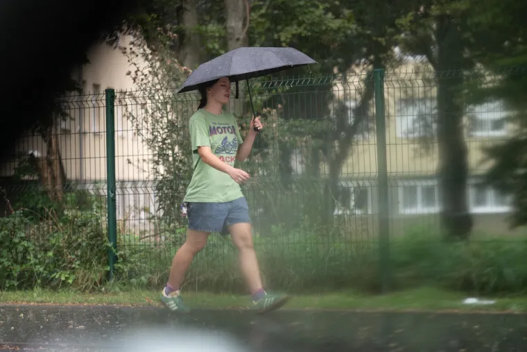 Kišni dan nije ih zastrašio: Građani izašli na ulice i normalno obavljali sve aktivnosti