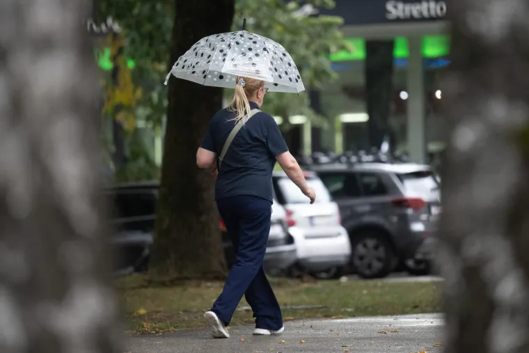 Kišni dan nije ih zastrašio: Građani izašli na ulice i normalno obavljali sve aktivnosti