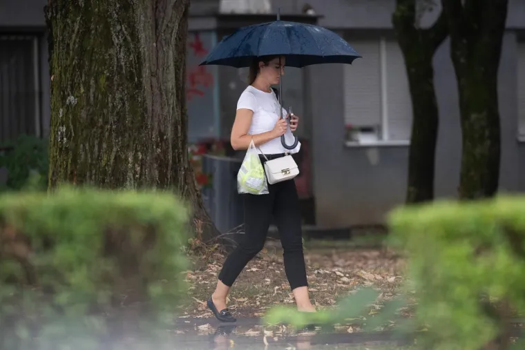 Kišni dan nije ih zastrašio: Građani izašli na ulice i normalno obavljali sve aktivnosti