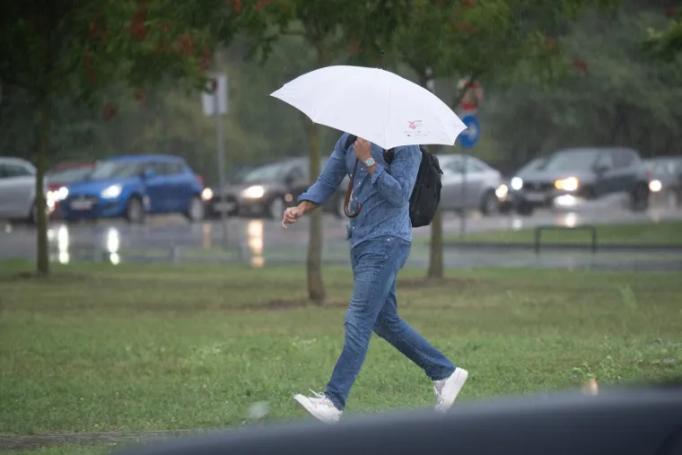 Kišni dan nije ih zastrašio: Građani izašli na ulice i normalno obavljali sve aktivnosti