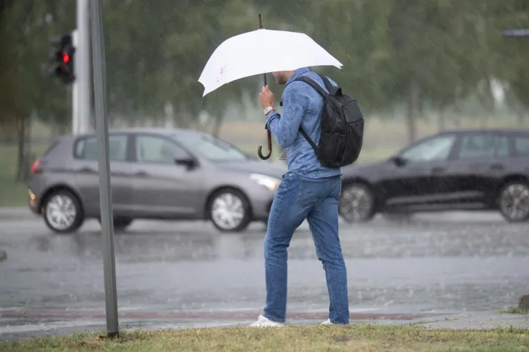 Kišni dan nije ih zastrašio: Građani izašli na ulice i normalno obavljali sve aktivnosti