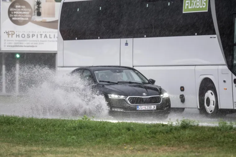 Kišni dan nije ih zastrašio: Građani izašli na ulice i normalno obavljali sve aktivnosti