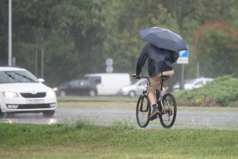 Kišni dan nije ih zastrašio: Građani izašli na ulice i normalno obavljali sve aktivnosti