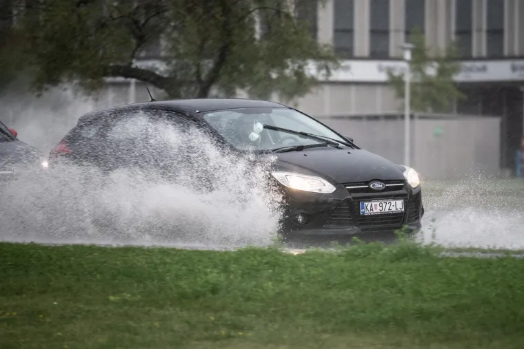 Kišni dan nije ih zastrašio: Građani izašli na ulice i normalno obavljali sve aktivnosti