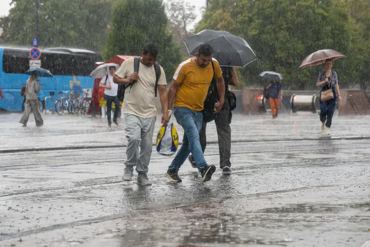 Kišni dan nije ih zastrašio: Građani izašli na ulice i normalno obavljali sve aktivnosti